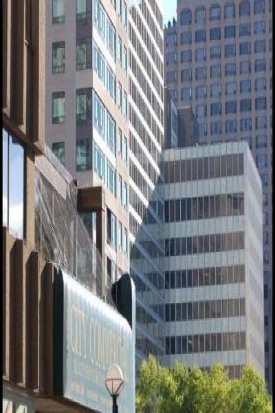 Торонто, 22 июля 2007: фасады и зелень у «City Commercial»