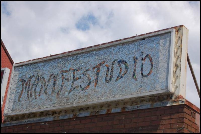 «Manifestudio» на фасаде здания в Торонто, 22 июля 2007