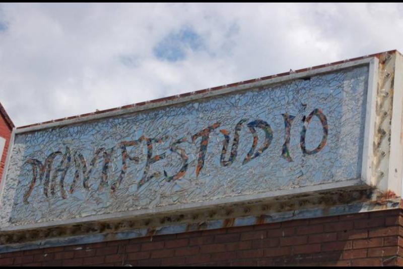 «Manifestudio» на фасаде здания в Торонто, 22 июля 2007