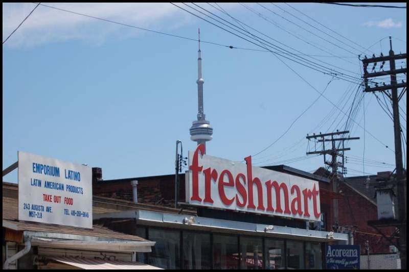 Торонто, 22 июля 2007: сверху — Канадская башня, внизу — «freshmart» и «Emporium Latino»
