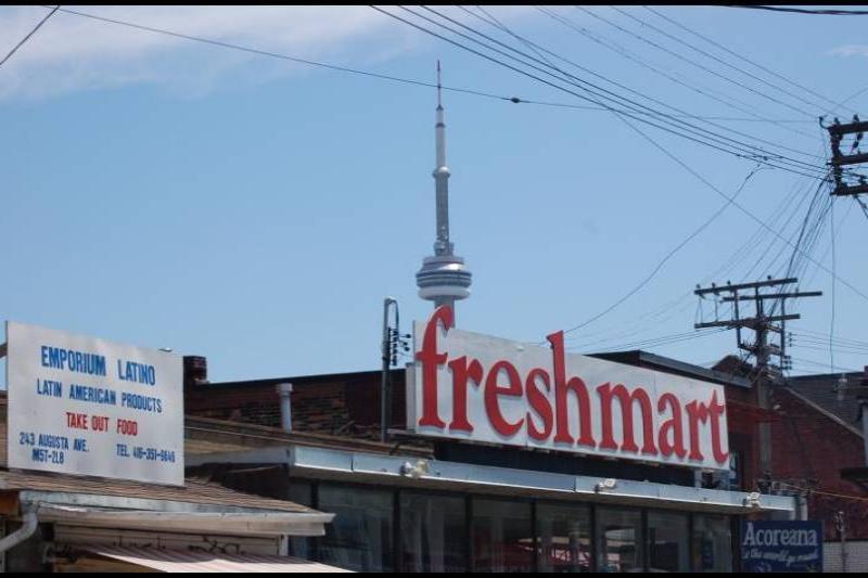 Торонто, 22 июля 2007: сверху — Канадская башня, внизу — «freshmart» и «Emporium Latino»