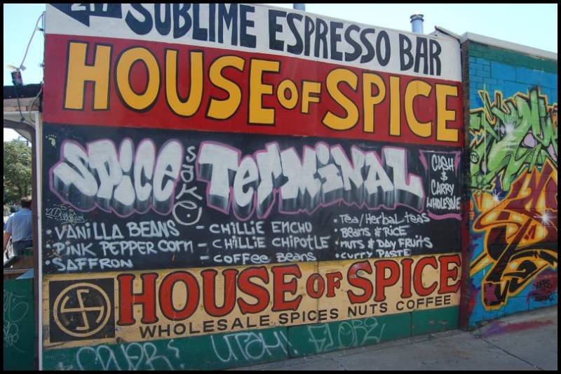 Торонто, 22 июля 2007: вывеска House of Spice на улице с граффити