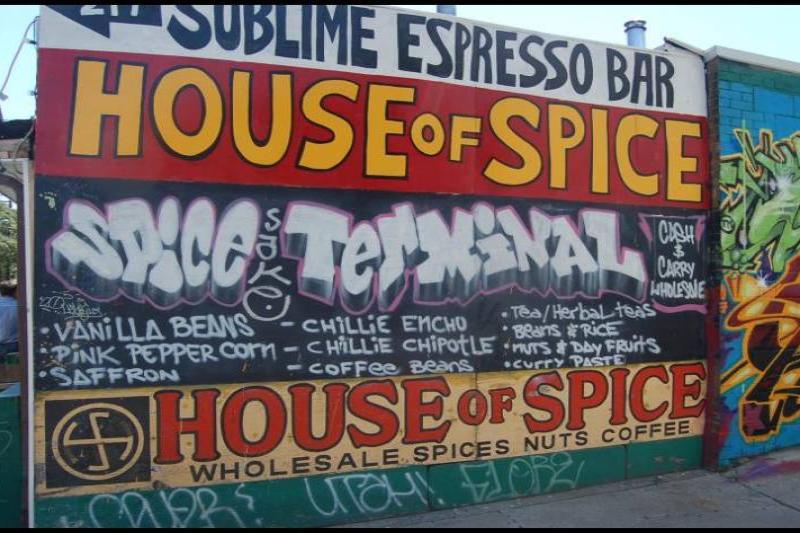 Торонто, 22 июля 2007: вывеска House of Spice на улице с граффити