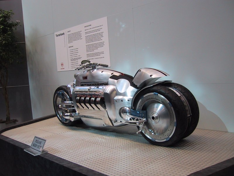 Toronto Autoshow 2004: Tomahawk концепт-мотоцикл Dodge на металлической подставке