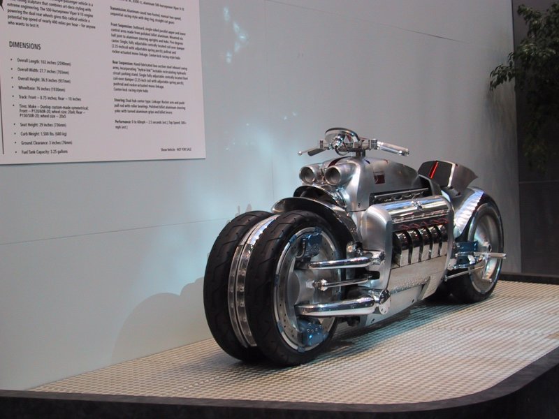 Toronto Autoshow 2004: серебристый мотоцикл с восьмикамерным двигателем и двумя задними колёсами