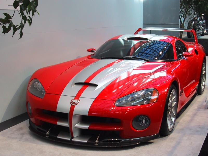 Toronto Autoshow 2004: красный Dodge Viper с бело-красной полосой и спойлером