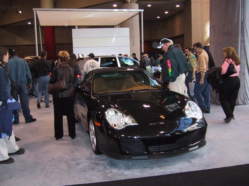 Toronto Autoshow 2004: чёрный Porsche 911 Turbo с кабриолетной крышей в центре зала