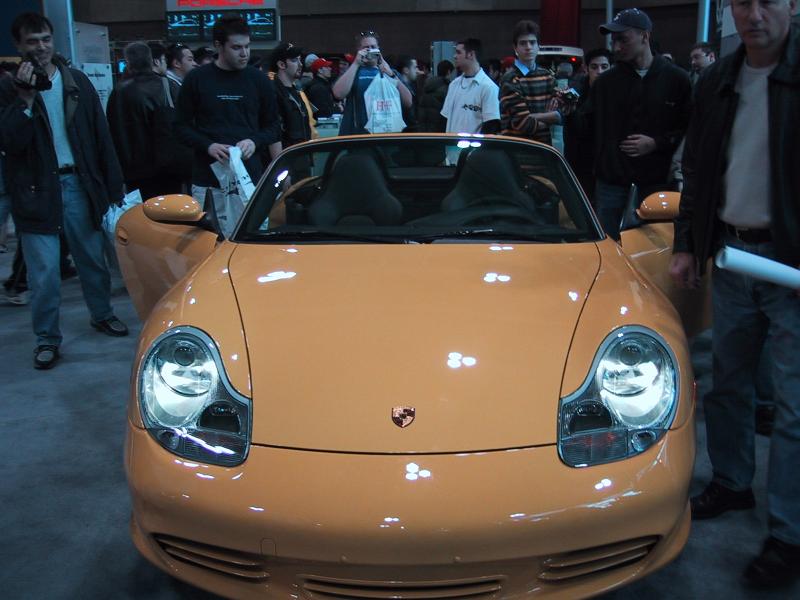 Toronto Autoshow 2004: оранжевый Porsche Boxster на выставке
