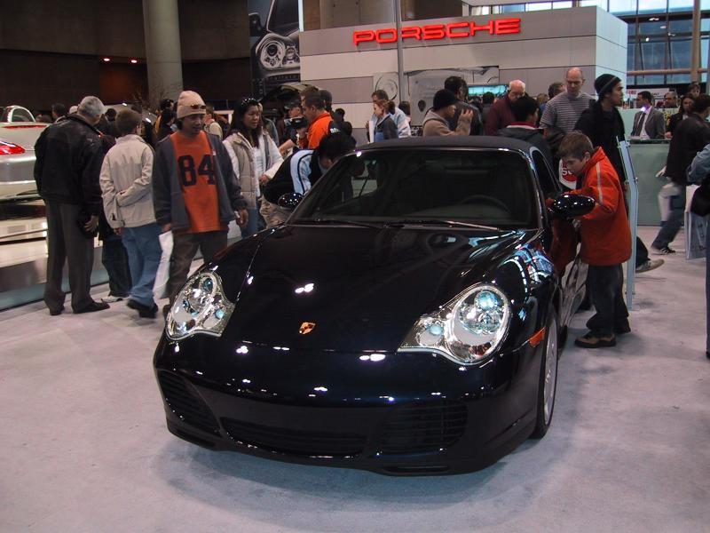 Toronto Autoshow 2004: чёрный Porsche 911 с открытым верхом среди посетителей