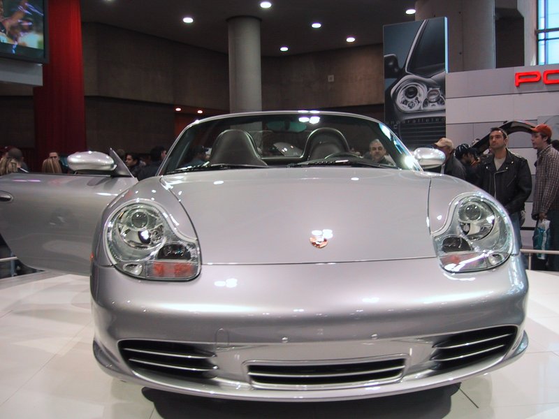 Toronto Autoshow 2004: серебристый Porsche Boxster на подиуме