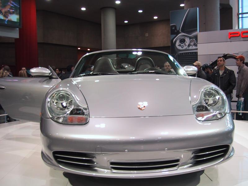 Toronto Autoshow 2004: серебристый Porsche Boxster на подиуме
