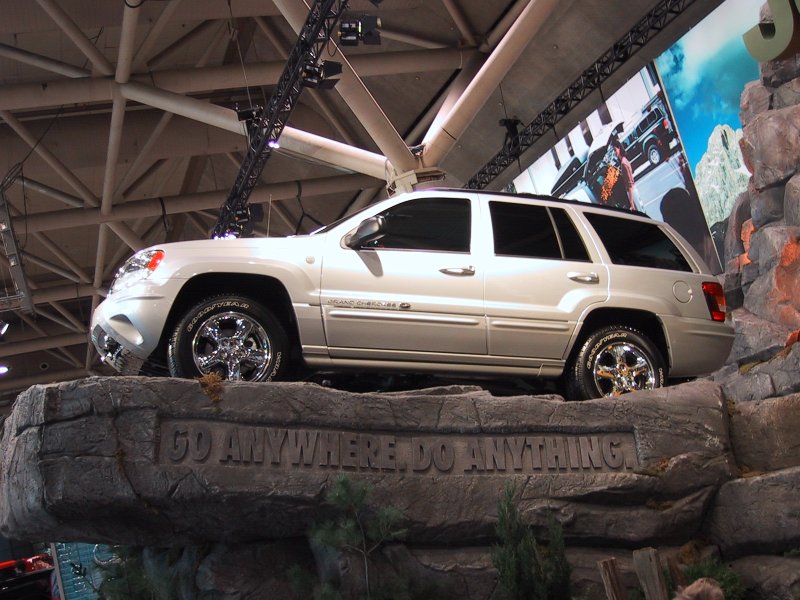 Toronto Autoshow 2004: серебристый Jeep Grand Cherokee на каменной платформе