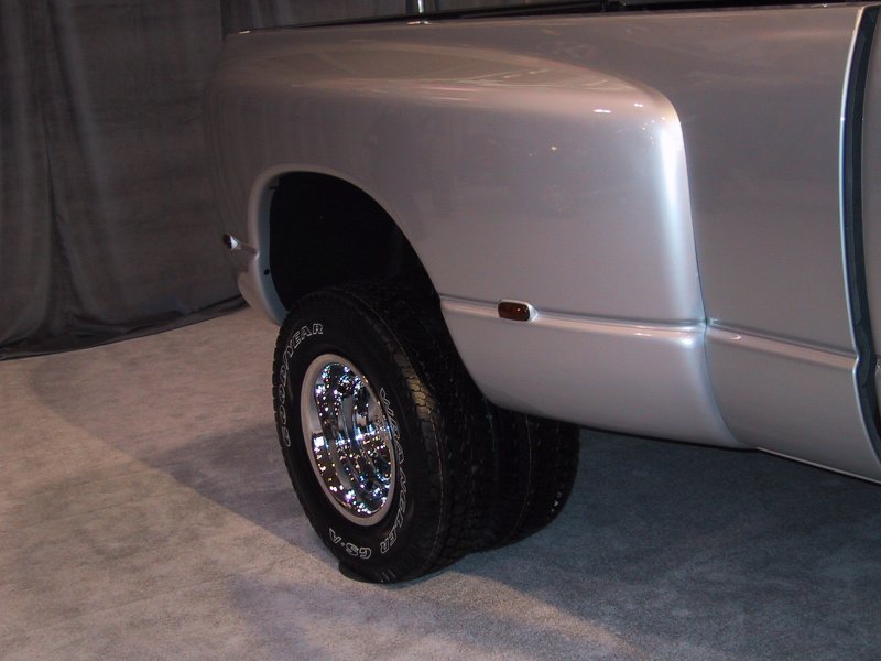 Toronto Autoshow 2004: серебристый пикап с Goodyear Wrangler на хромированных дисках