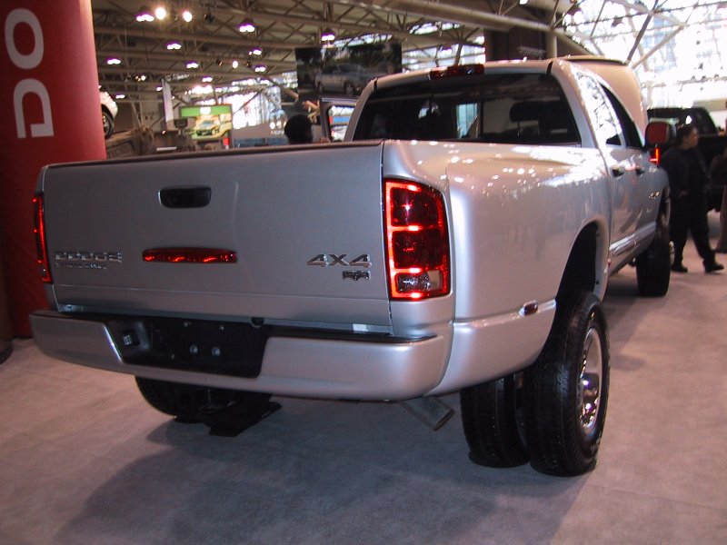 Toronto Autoshow 2004: серебристый Dodge Ram 2500 4x4 на подставках