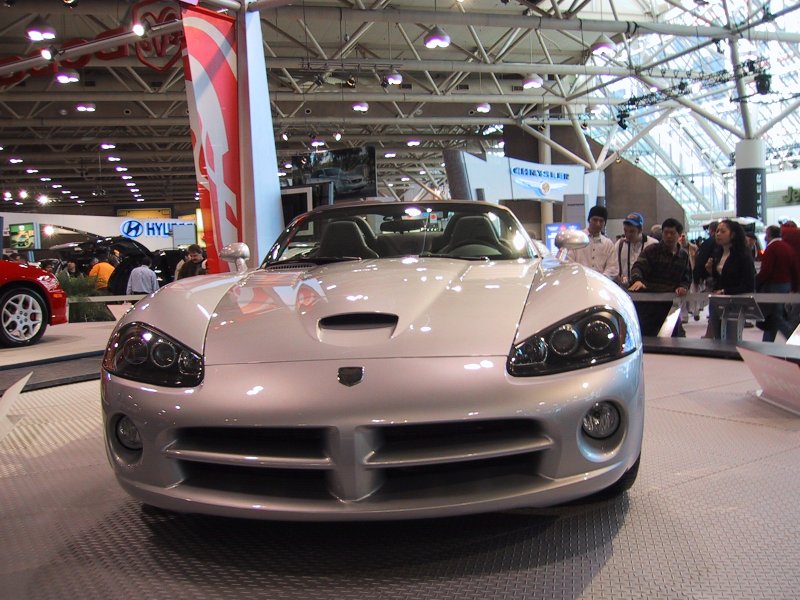 Toronto Autoshow 2004: серебристый Dodge Viper на подиуме с глянцевым кузовом