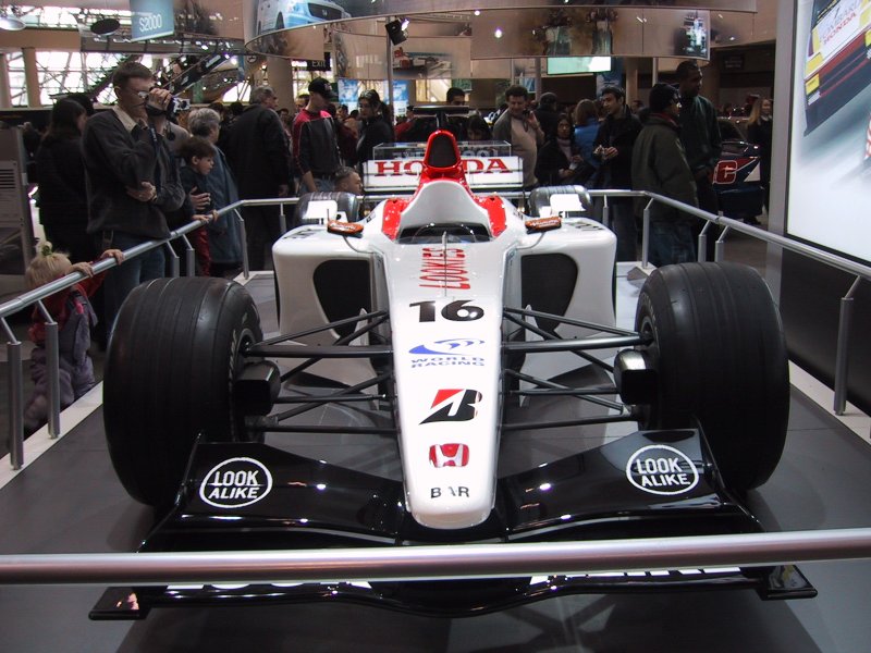 Toronto Autoshow 2004: белый гоночный болид Honda с номером 16 и логотипами Look Alike