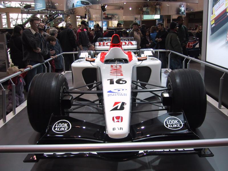 Toronto Autoshow 2004: белый гоночный болид Honda с номером 16 и логотипами Look Alike