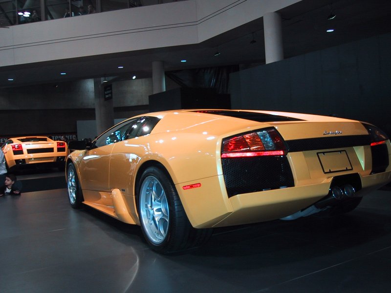 Toronto Autoshow 2004: жёлтый Lamborghini Murciélago на подиуме