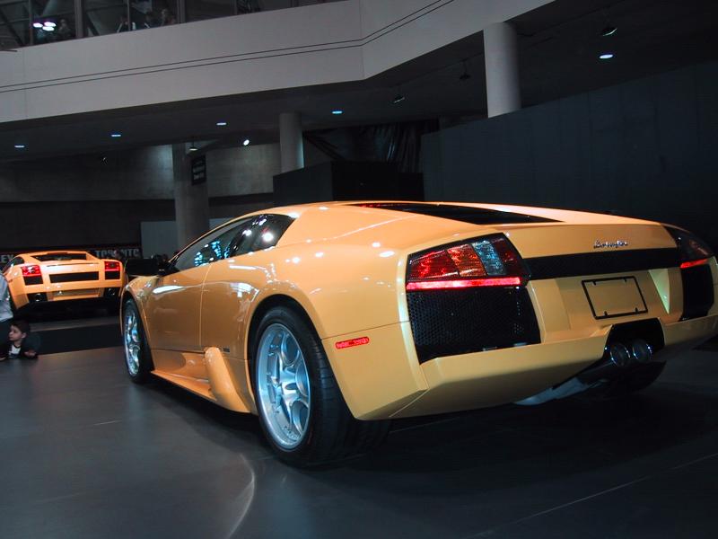 Toronto Autoshow 2004: жёлтый Lamborghini Murciélago на подиуме
