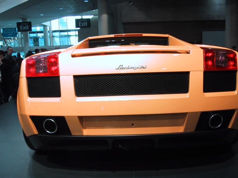 Toronto Autoshow 2004: оранжевый Lamborghini Gallardo на выставке