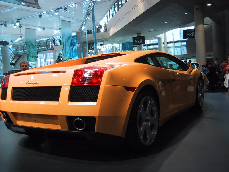 Toronto Autoshow 2004: оранжевый Lamborghini Gallardo на выставке в зале с указателями «Exit» и «Food Court»