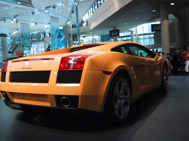 Toronto Autoshow 2004: оранжевый Lamborghini Gallardo на выставке в зале с указателями «Exit» и «Food Court»