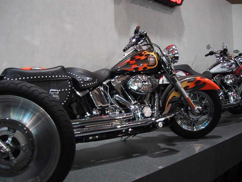 Toronto Autoshow 2004: триколесный Harley с огненными узорами и черной кожей