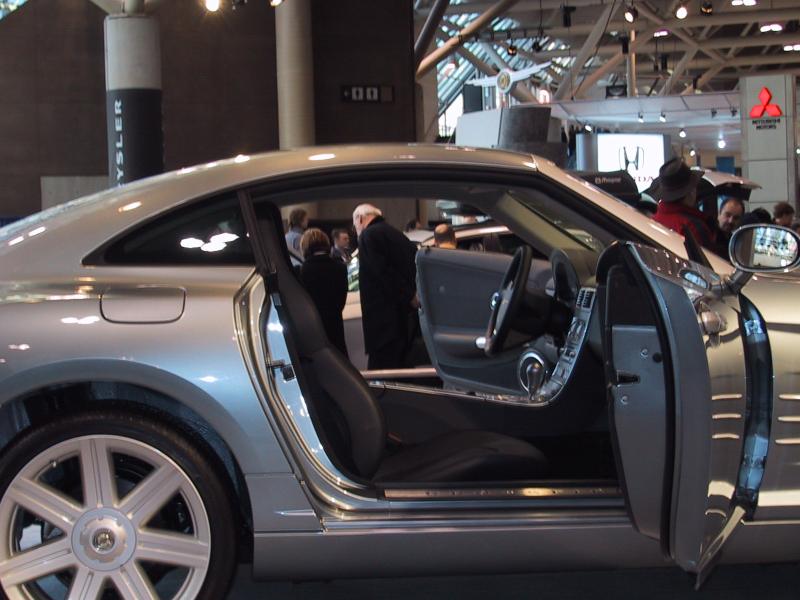 Toronto Autoshow 2004: серебристый купе с открытыми дверями и видом на стенд Chrysler