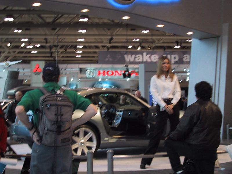 Toronto Autoshow 2004: серебристый спорткар у стойки Honda и Mitsubishi
