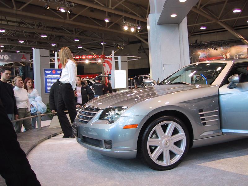 Серебристый автомобиль Chrysler Crossfire на автосалоне в Торонто
