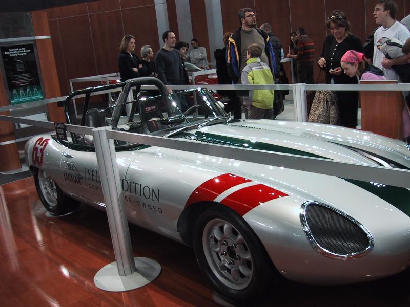 Toronto Autoshow 2004: серебристый Jaguar E-Type с номером 63 и зелёно-красными полосами