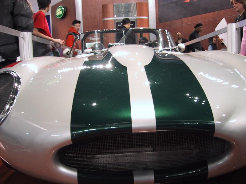 Toronto Autoshow 2004: бело-зелёный Jaguar с полосами и «RANGE» на лобовом стекле