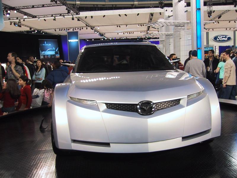 Toronto Autoshow 2004: серебристый концепт-кар Mazda на подиуме с людьми в толпе