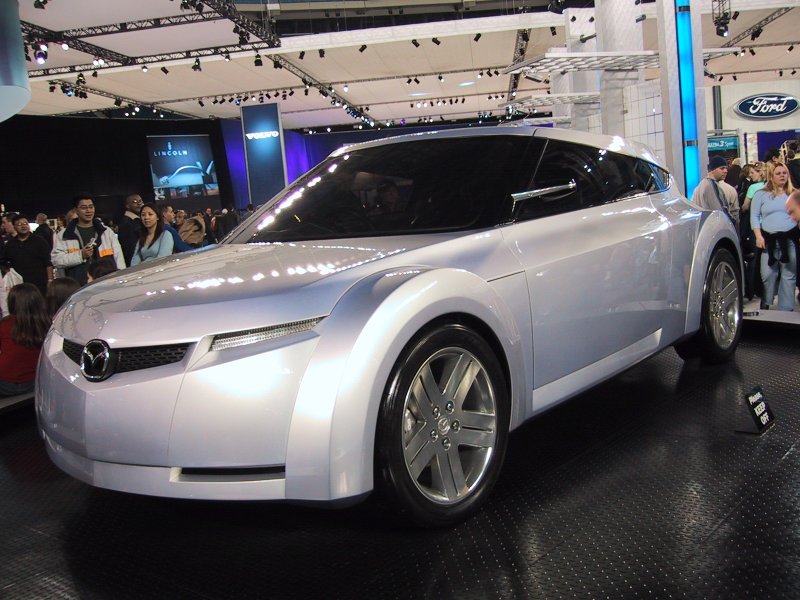 Toronto Autoshow 2004: серебристый концепт-кар Mazda в зале выставки