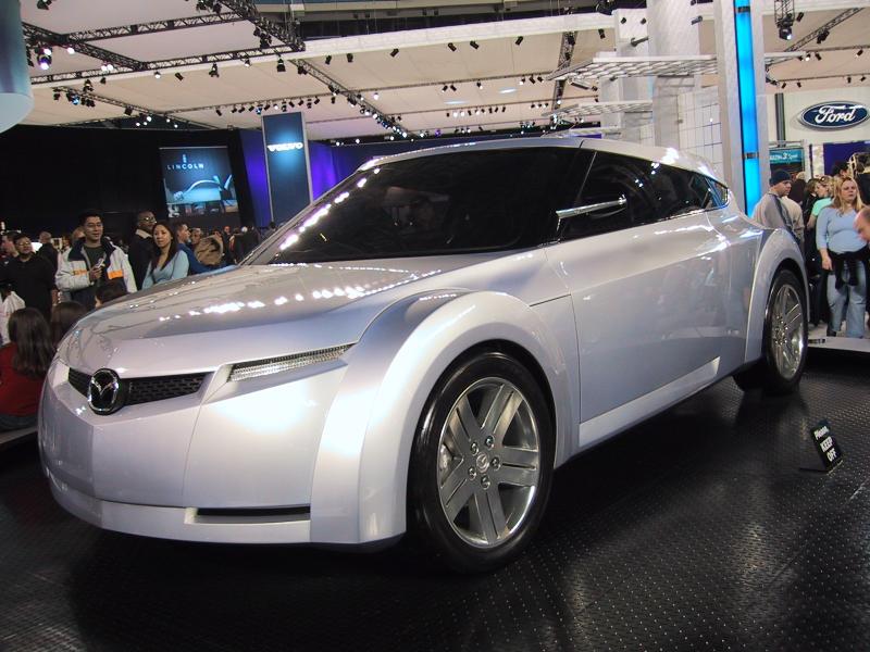 Toronto Autoshow 2004: серебристый концепт-кар Mazda в зале выставки