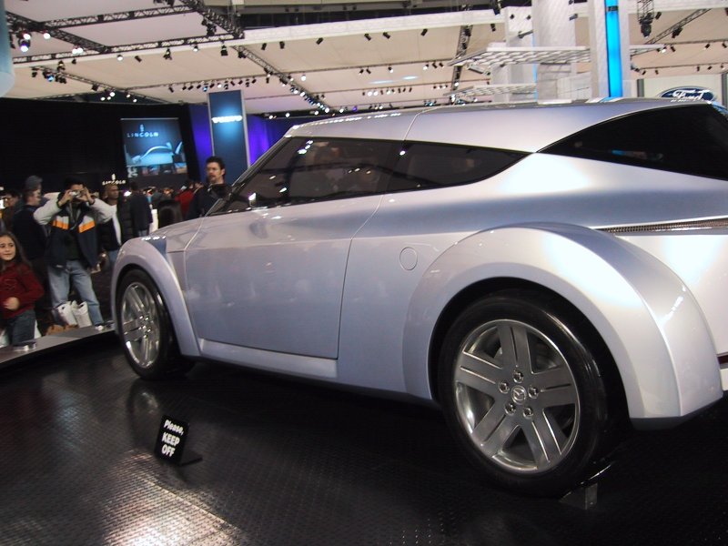 Toronto Autoshow 2004: серебристый концепт-кар Mazda в зале выставки