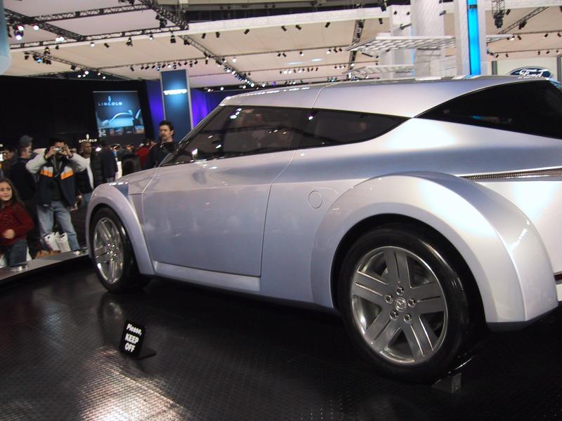 Toronto Autoshow 2004: серебристый концепт-кар Mazda в зале выставки