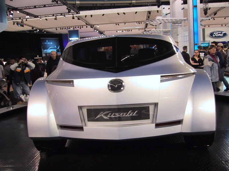 Белый концепт-кар Mazda Kusabi на автосалоне