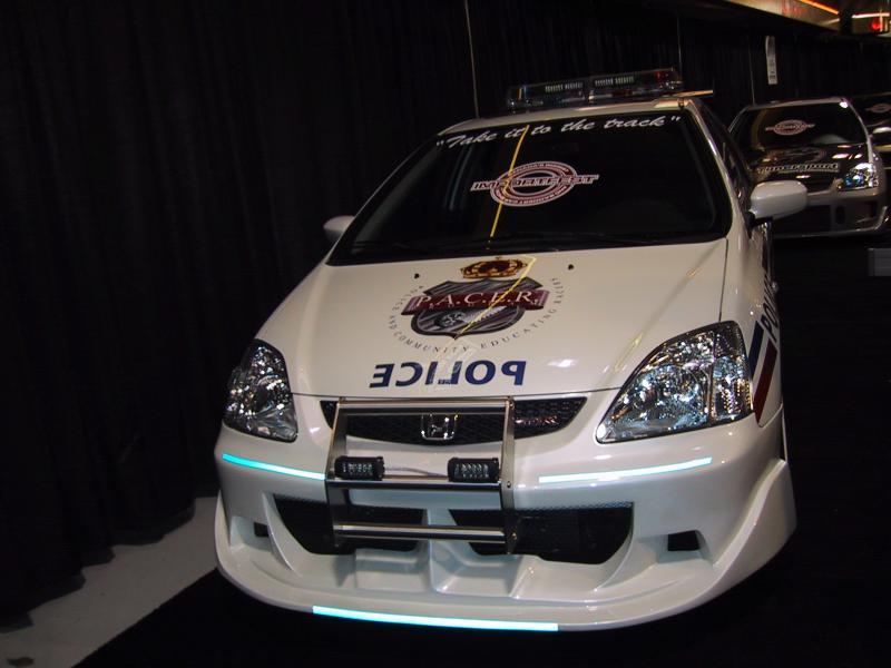 Toronto Autoshow 2004: белый Honda Civic с надписью «POLICE» и «Take it to the track»