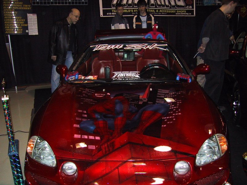 Toronto Autoshow 2004: красный автомобиль с Питером Паркером на капоте