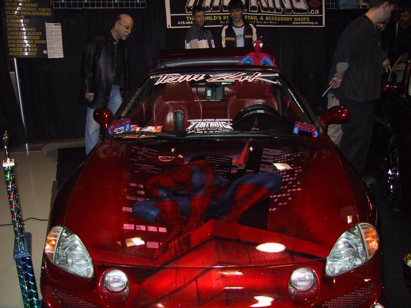 Toronto Autoshow 2004: красный автомобиль с Питером Паркером на капоте