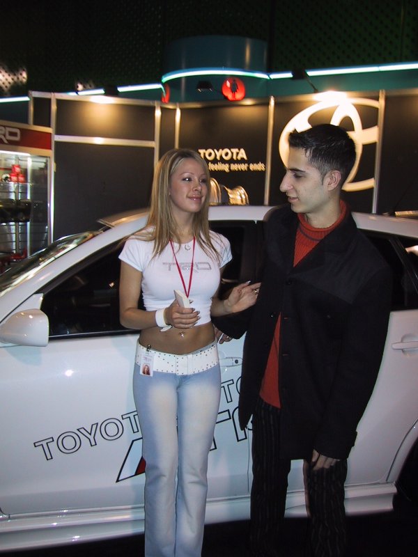 Toronto Autoshow 2004: белый Toyota с логотипом и слоганом «feeling never ends»