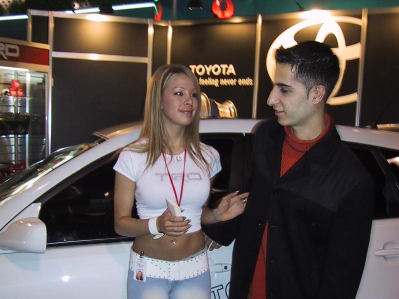 Toronto Autoshow 2004: белый Toyota с логотипом и слоганом «feeling never ends»
