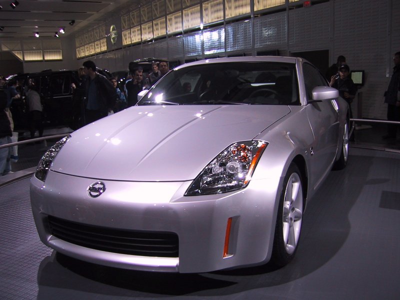 Toronto Autoshow 2004: серебристый Nissan 350Z на подиуме