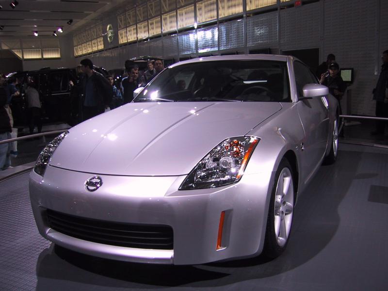 Toronto Autoshow 2004: серебристый Nissan 350Z на подиуме