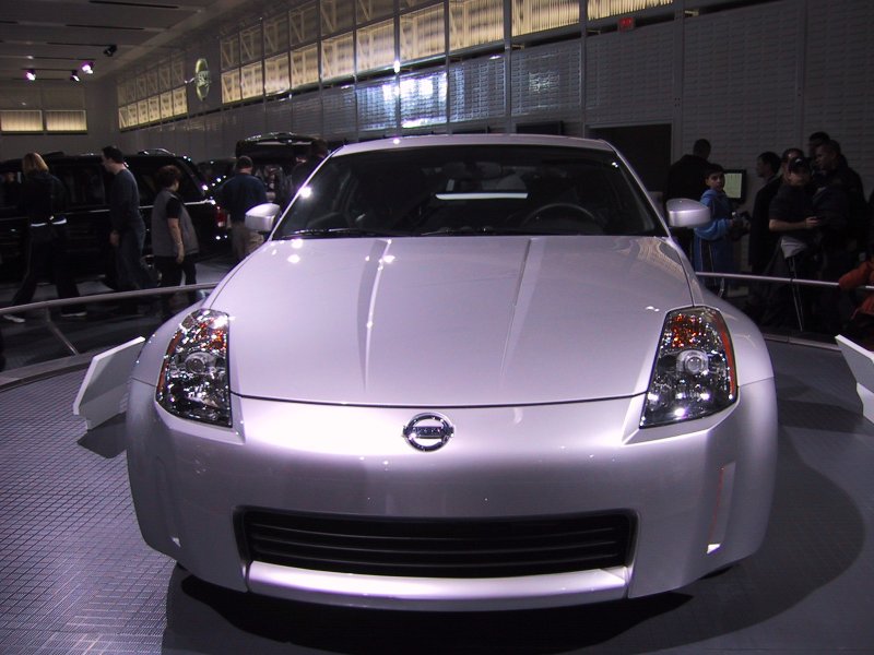 Toronto Autoshow 2004: серебристый Nissan 350Z на подиуме