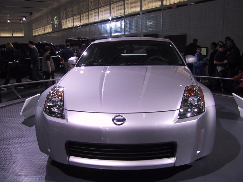 Toronto Autoshow 2004: серебристый Nissan 350Z на подиуме