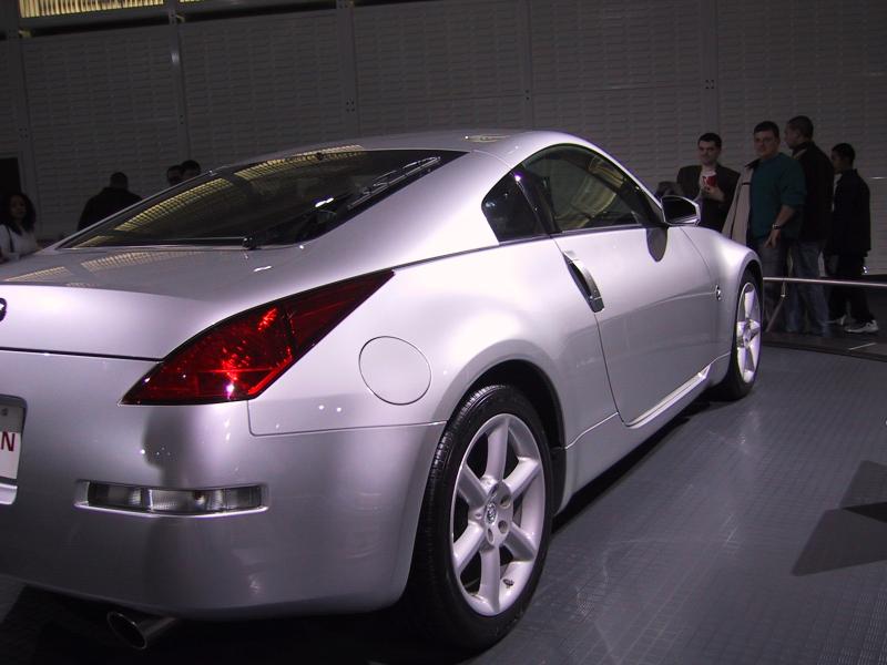Toronto Autoshow 2004: серебристый Nissan 350Z на подиуме