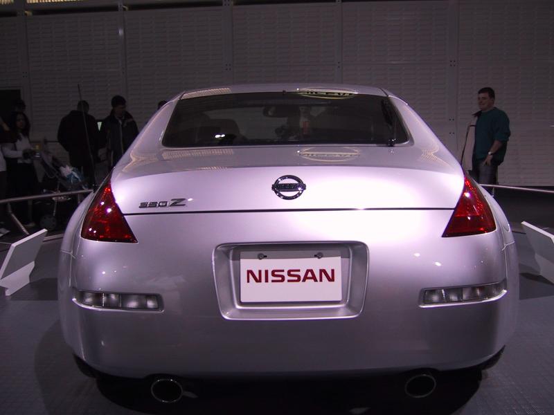 Toronto Autoshow 2004: серебристый Nissan 350Z на выставке
