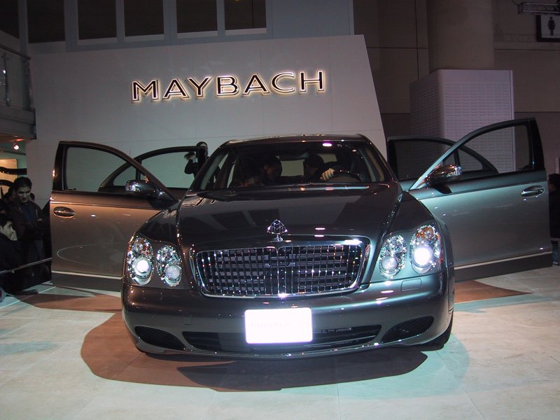 Toronto Autoshow 2004: Maybach на белом подиуме с открытыми дверьми